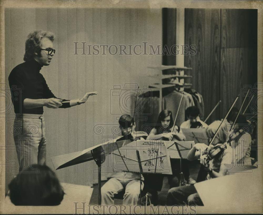 1980 Press Photo Conductor Thomas Jensen directing San Antonio Youth Symphony- Historic Images