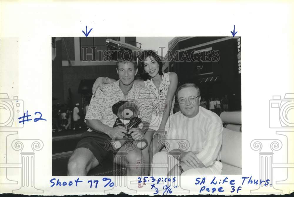 1996 Press Photo VH-1 Route '96' Road Crew at Rock Party in Hard Rock Cafe- Historic Images