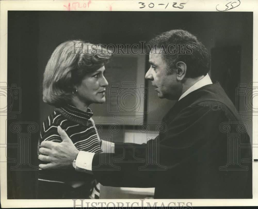 1978 Press Photo Cynthia Harris and Michael Constantine on Sirota's Court.- Historic Images