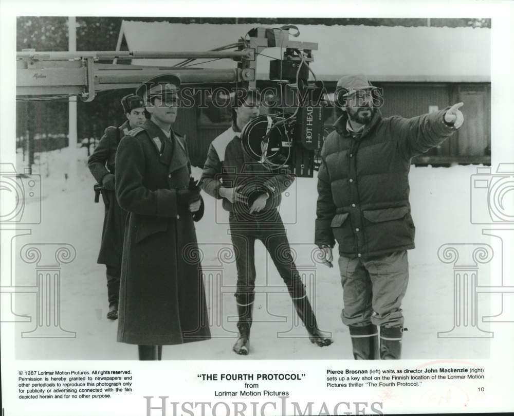 1987 Press Photo Pierce Brosnan & John Mackenzie on set of The Fourth Protocol.- Historic Images
