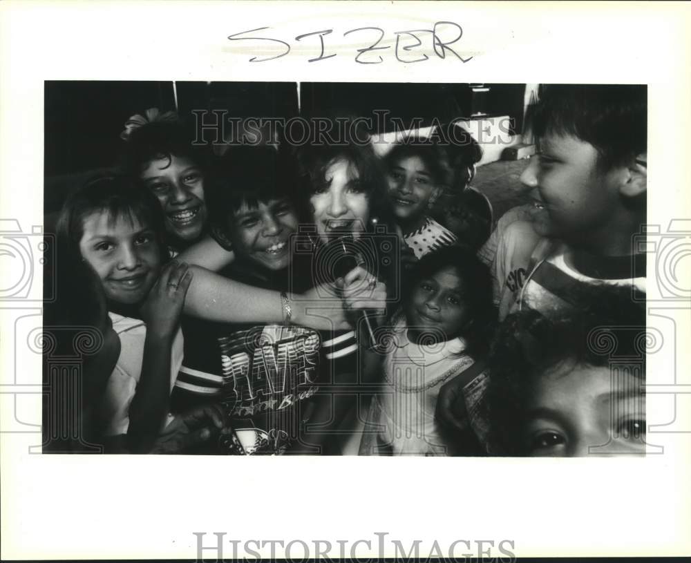 1993 Press Photo San Antonio singer Leslie Lugo at the Good Samaritan Center.- Historic Images