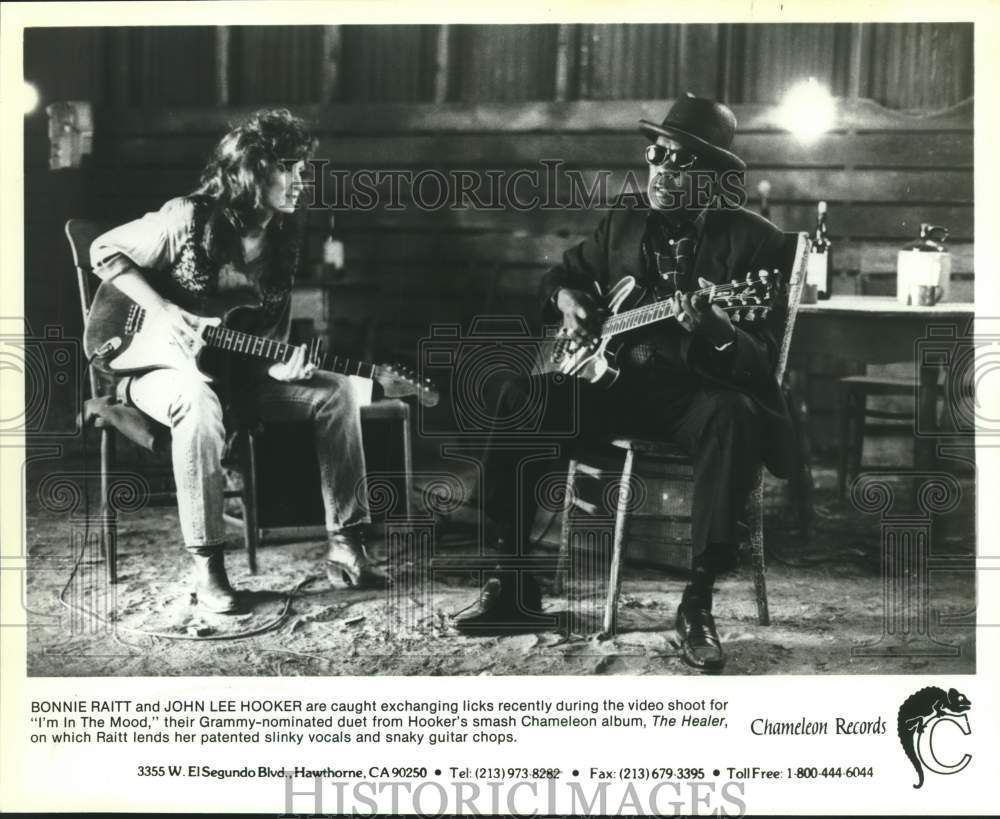 1989 Press Photo Bonnie Raitt and John Lee Hooker performing a duet. - sap17103- Historic Images