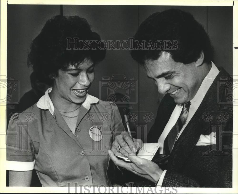 1985 Press Photo Recording Artist Jose Jose at Wyndham Hotel signs autograph- Historic Images