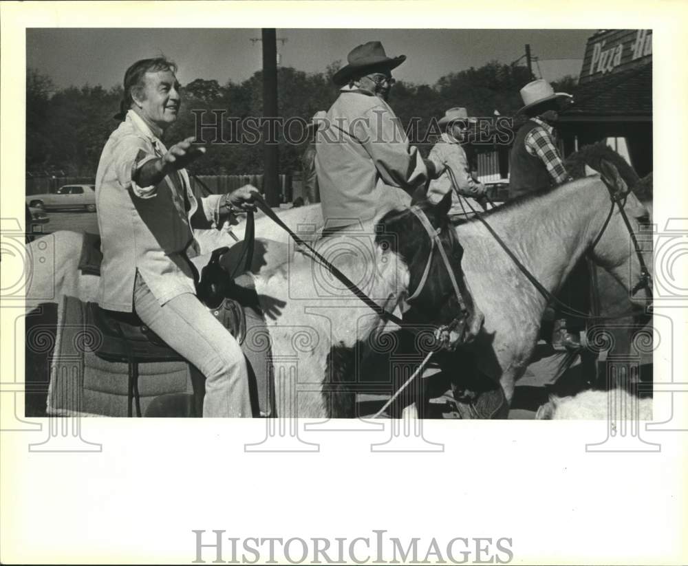 1984 Press Photo Actor George Montgomery waves to fans in Kerrville, Texas.- Historic Images