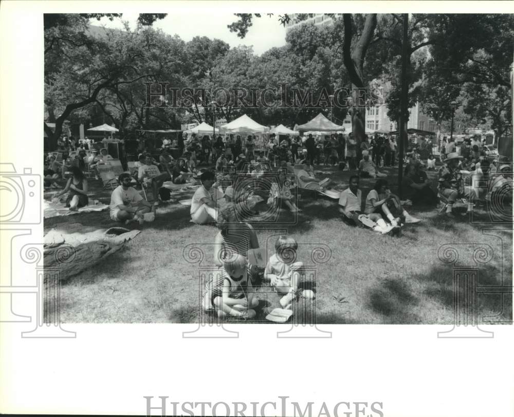 1990 Press Photo Attendees of the Jazz Fest at Travis Park, Jazz&#39;SAlive Festival- Historic Images