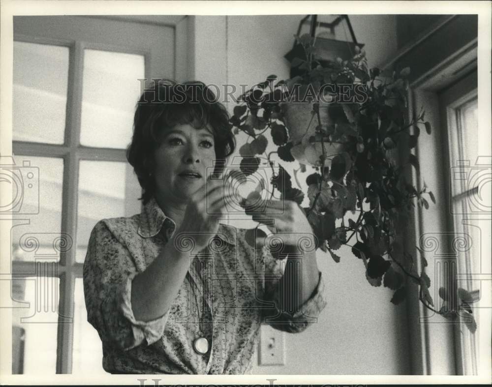 1987 Press Photo Actor Teri Keane in "The Edge of Night" scene with plant- Historic Images