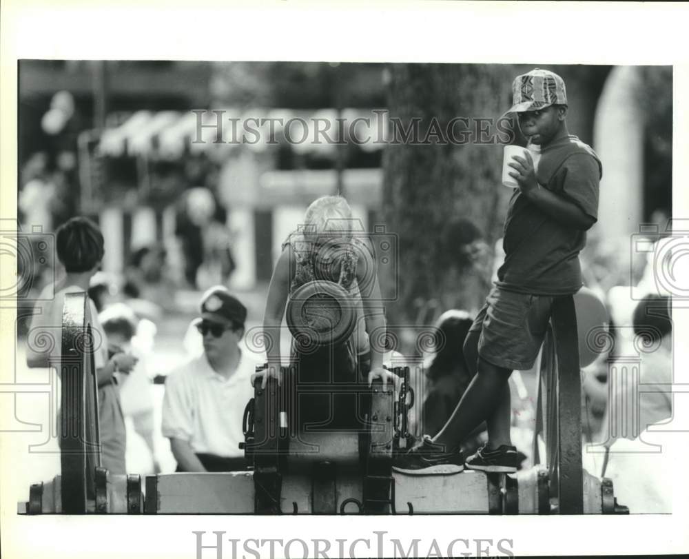 1991 Press Photo Tamara Comer, James Jenkins play on Cannon at Travis Park- Historic Images