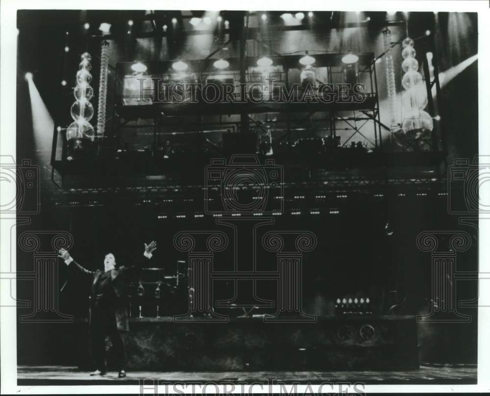 1995 Press Photo &quot;Jekyll &amp; Hyde&quot;, Robert Cuccioli performs on stage - sap17247- Historic Images