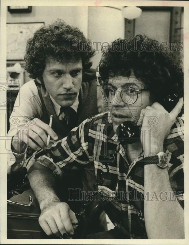 1977 Press Photo Actors John Rubenstein, Bryan Gordon in &quot;Stop the Presses&quot;- Historic Images