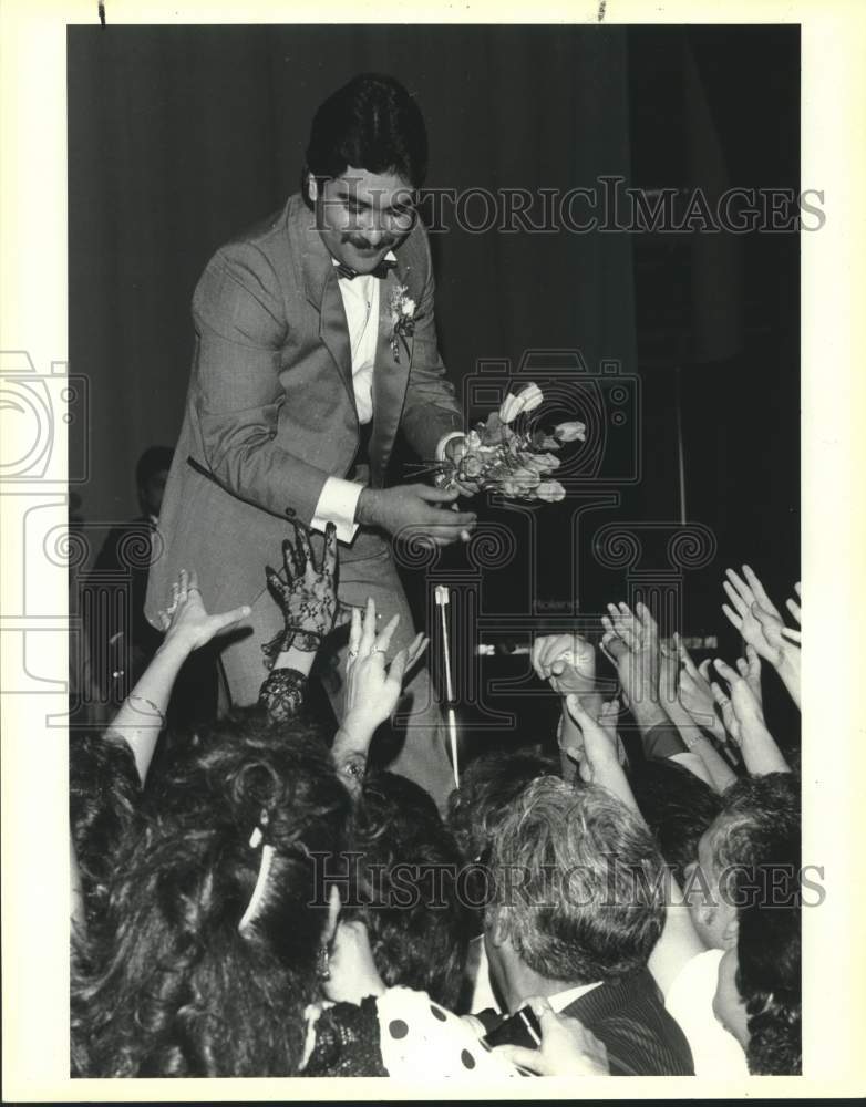 1987 Press Photo Ramiro &quot;Ram&quot; Herrera, Singer accepts flowers from fans- Historic Images