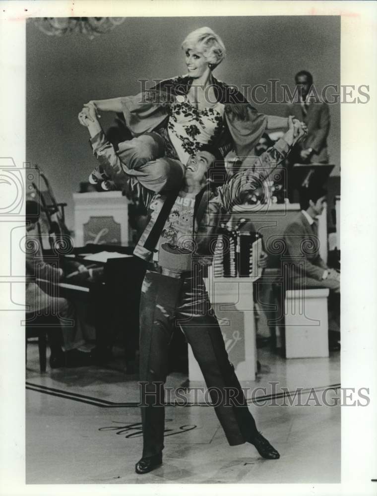 1978 Press Photo Cissy King with Bobby Burgess dancing on Lawrence Welk Show- Historic Images