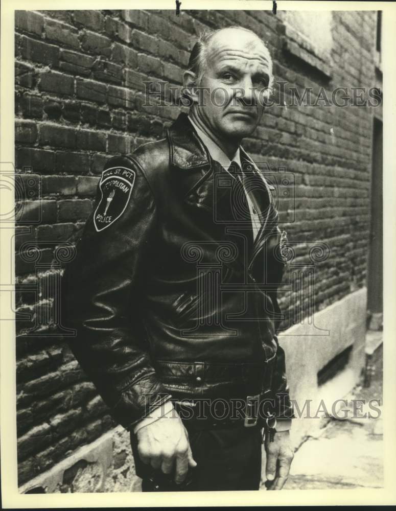 1982 Press Photo Michael Conrad in a scene on Hill Street Blues, on NBC.- Historic Images