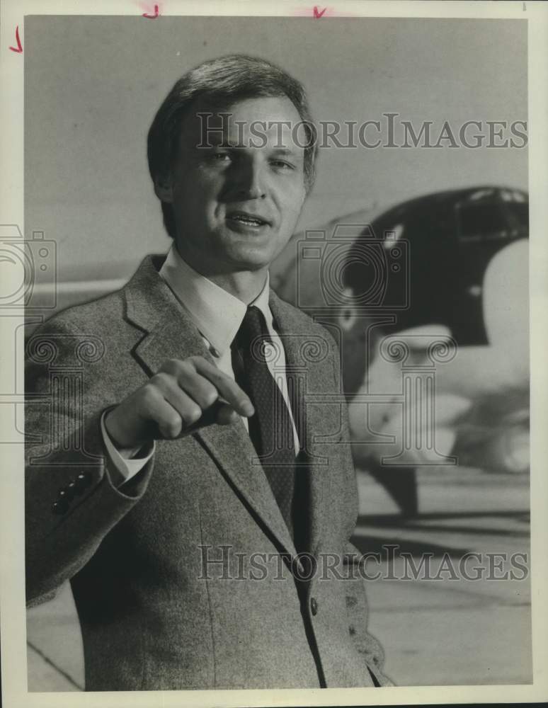 1982 Press Photo NBC News Correspondent John Hart on &quot;Facing Up to the Bomb&quot;- Historic Images