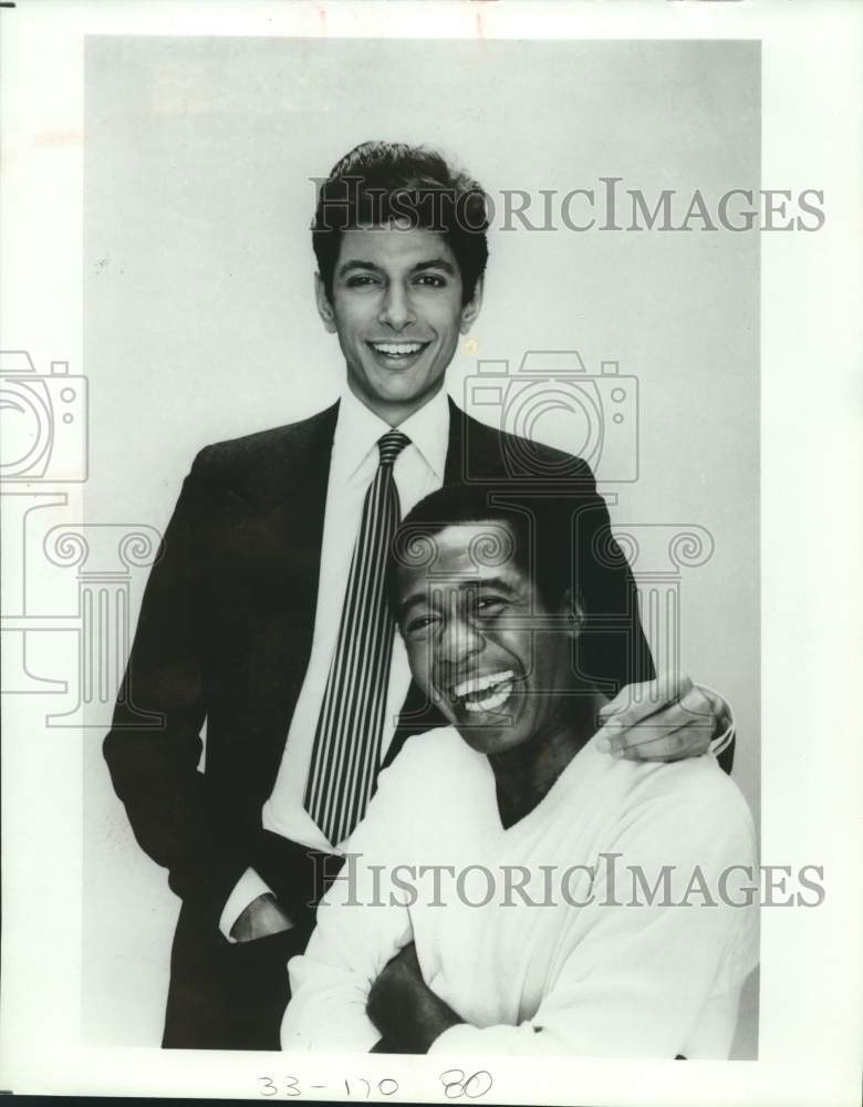 1984 Press Photo Actor Jeff Goldbum with laughing co-star in show portrait- Historic Images