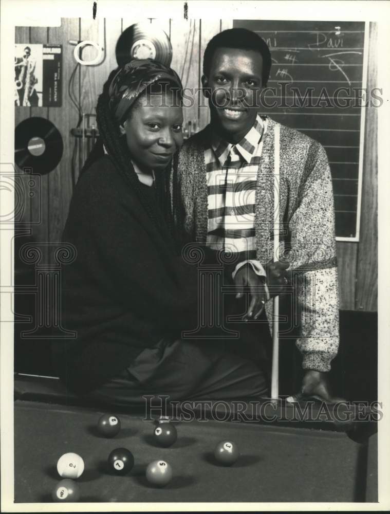 1990 Press Photo Actress Whoopi Goldberg with co-star playing Billiards- Historic Images