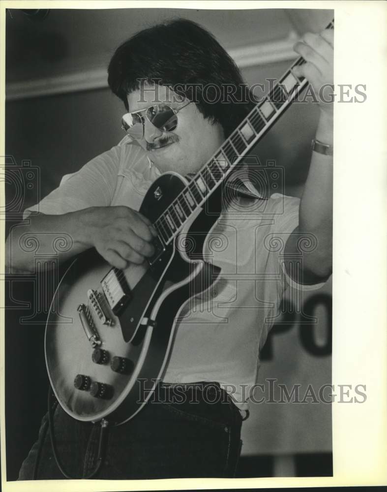 1985 Press Photo Mike Lowell, Guitar Player for Renegade at San Antonio Concert- Historic Images