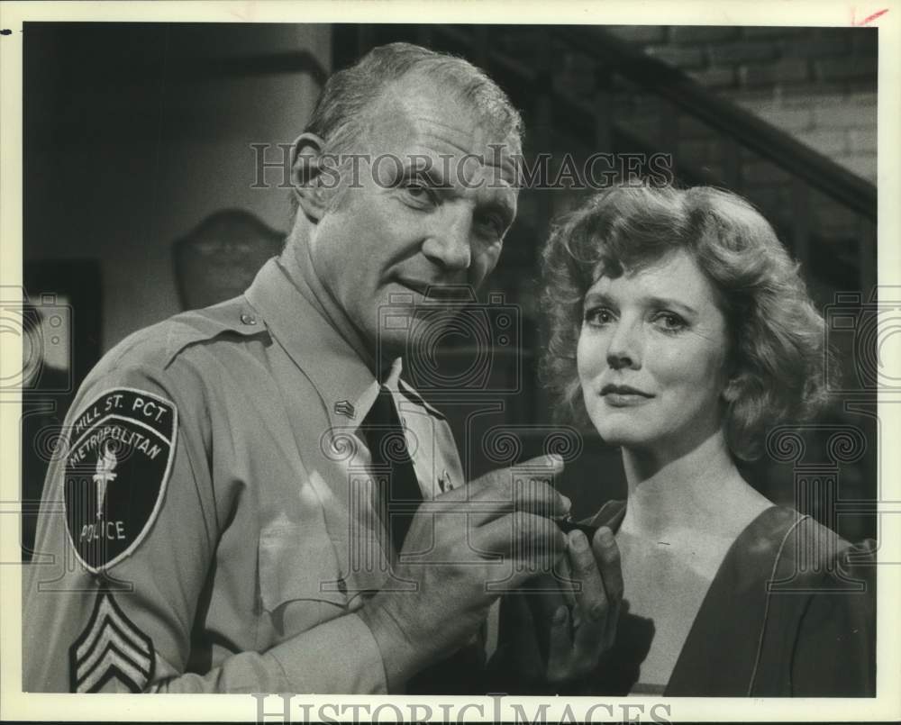 1982 Press Photo Actors Michael Conrad and Barbara Babcock on Hill Street Blues- Historic Images