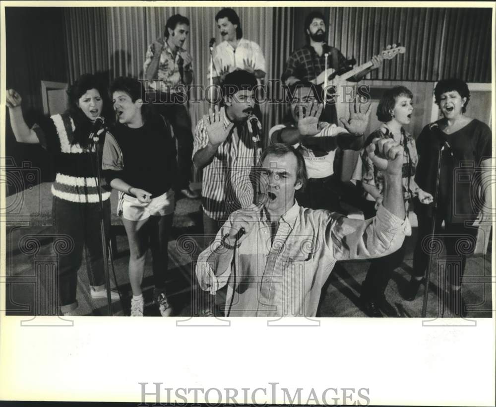 1986 Press Photo Alice and Wonderland at St. Andrews Church with Wink Kelso- Historic Images