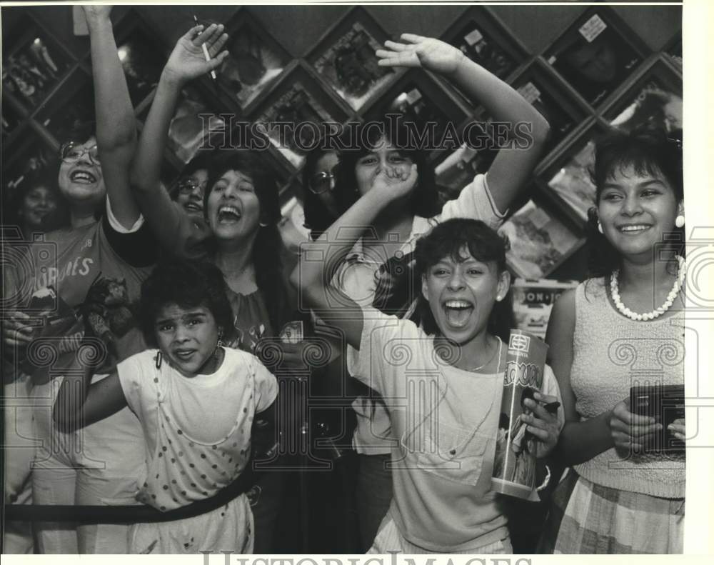 1985 Press Photo Fans wave and scream when the band Menudo arrives at Mall- Historic Images