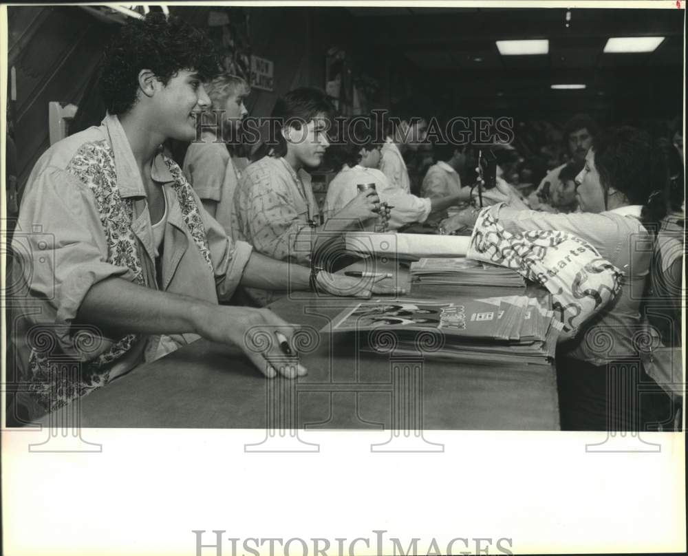 1985 Press Photo Members of Menudo sign autographs for fans at McCreless Mall- Historic Images