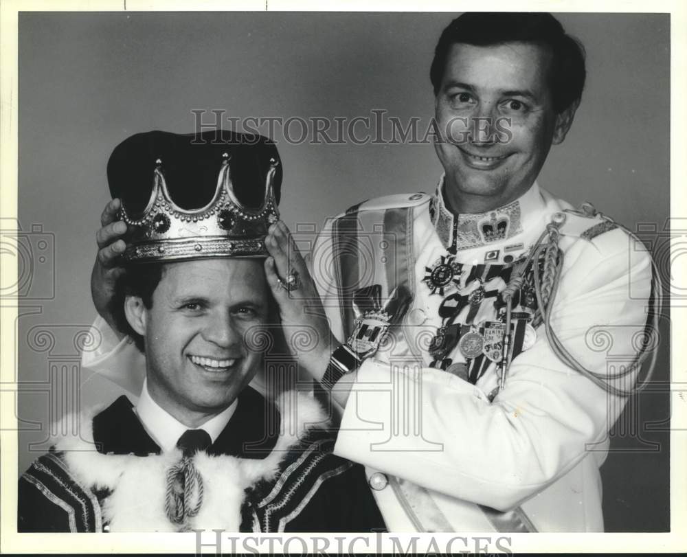 1989 Press Photo Radio Personality Sonny Melendrez gets crowned by man- Historic Images