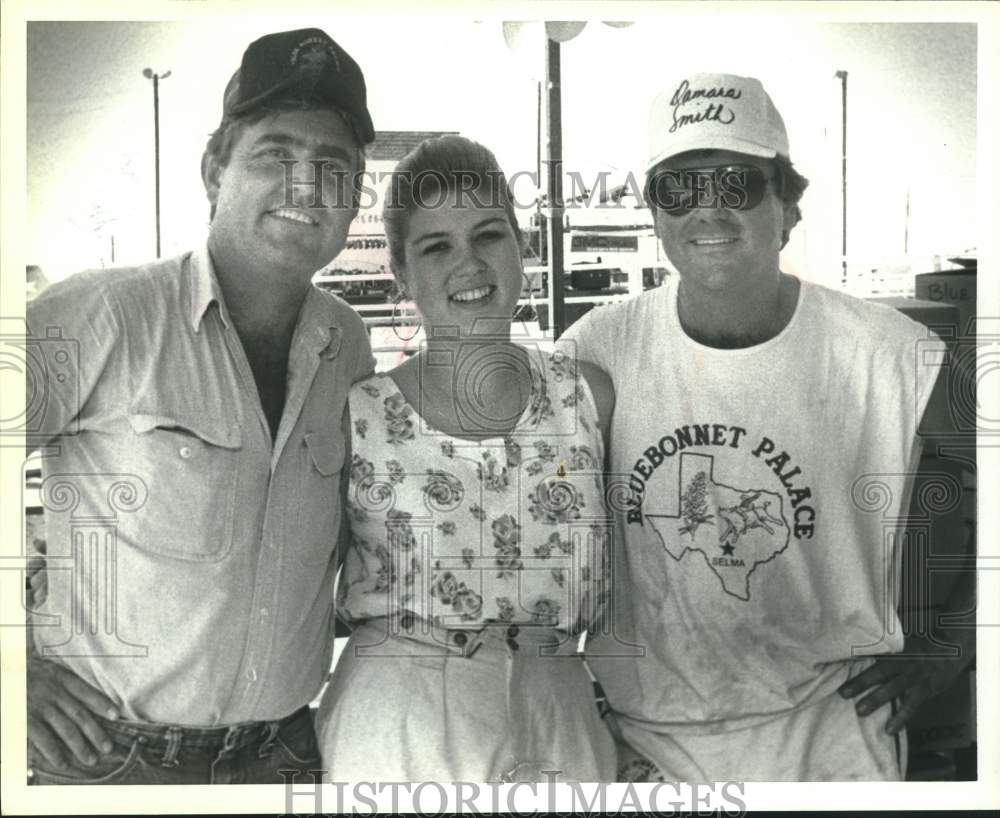 1999 Press Photo Attendees of Willie Nelson's Pre-Fourth Concert at Bluebonnet- Historic Images