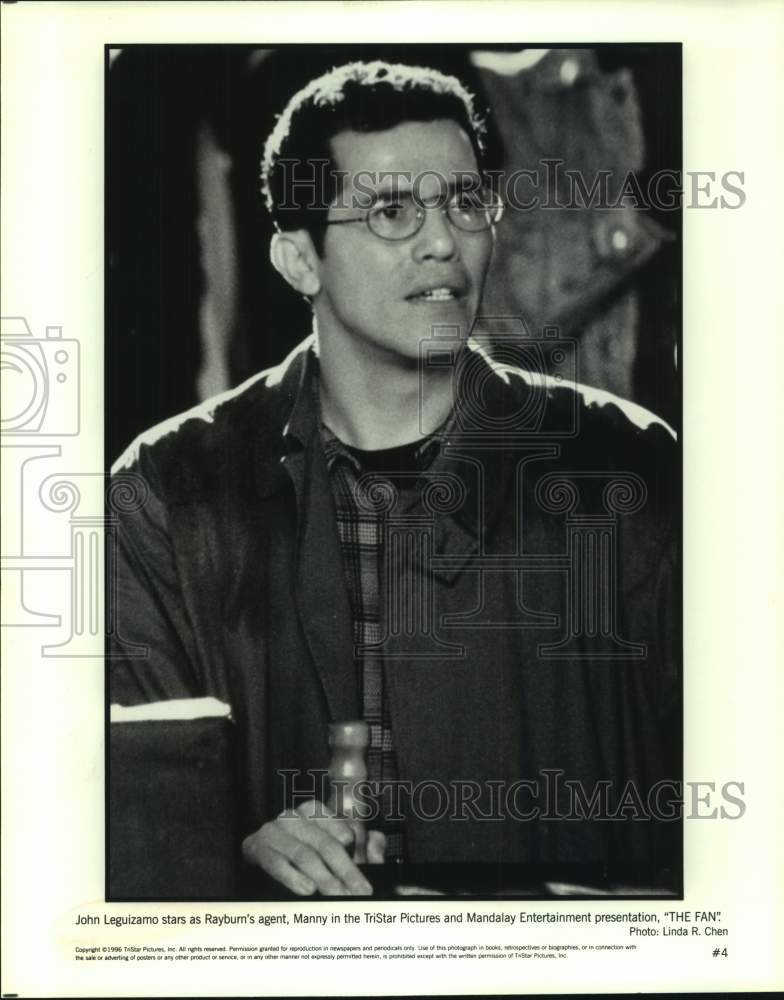 1996 Press Photo Actor John Leguizamo at agent Manny in &quot;The Fan&quot; - sap18756- Historic Images