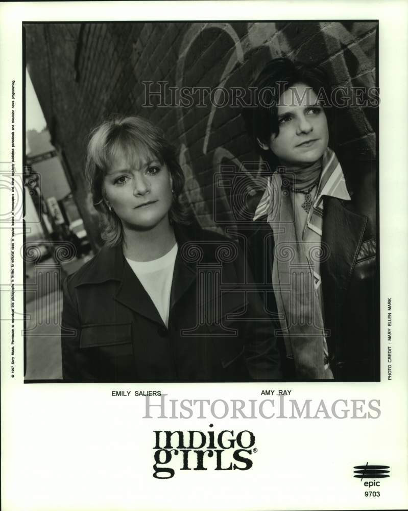 1997 Press Photo Emily Saliers and Amy Ray of Indigo Girls band, Musicians- Historic Images