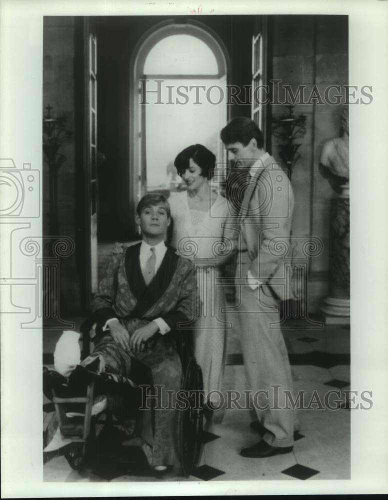 1983 Press Photo Actor Jeremy Irons with Co-Stars in &quot;Brideshead Revisited&quot;- Historic Images