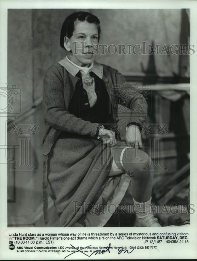 1987 Press Photo Actress Linda Hunt in scene from &quot;The Room&quot; - sap19190- Historic Images