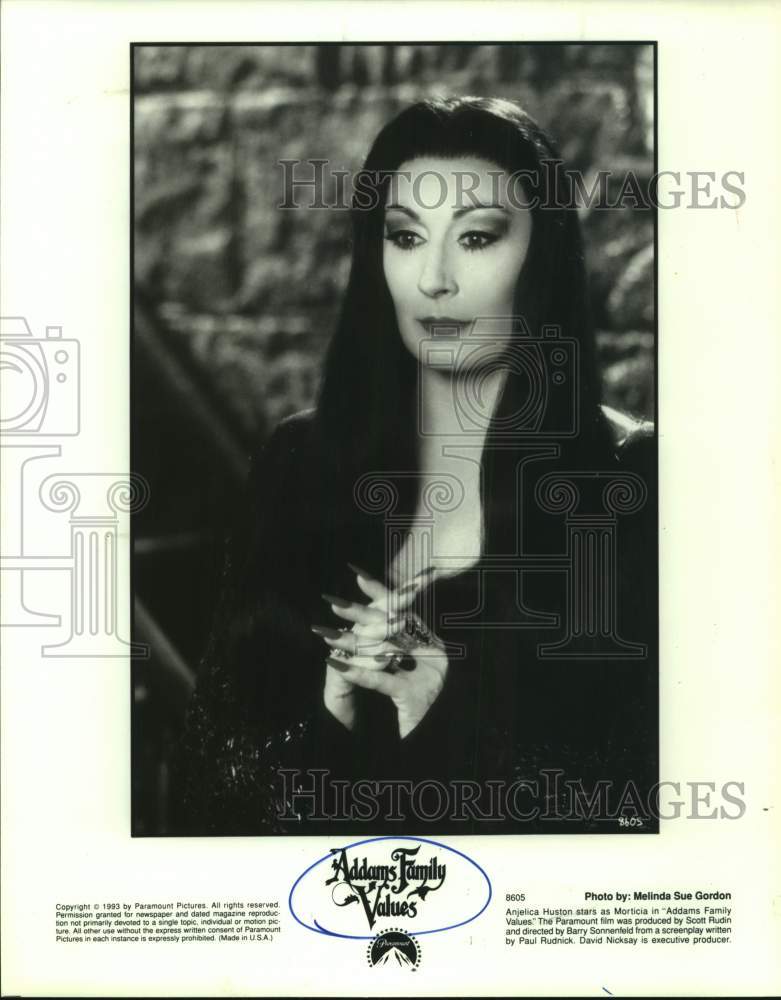 1993 Press Photo Actress Anjelica Huston stars in &quot;Addams Family Values&quot; movie- Historic Images