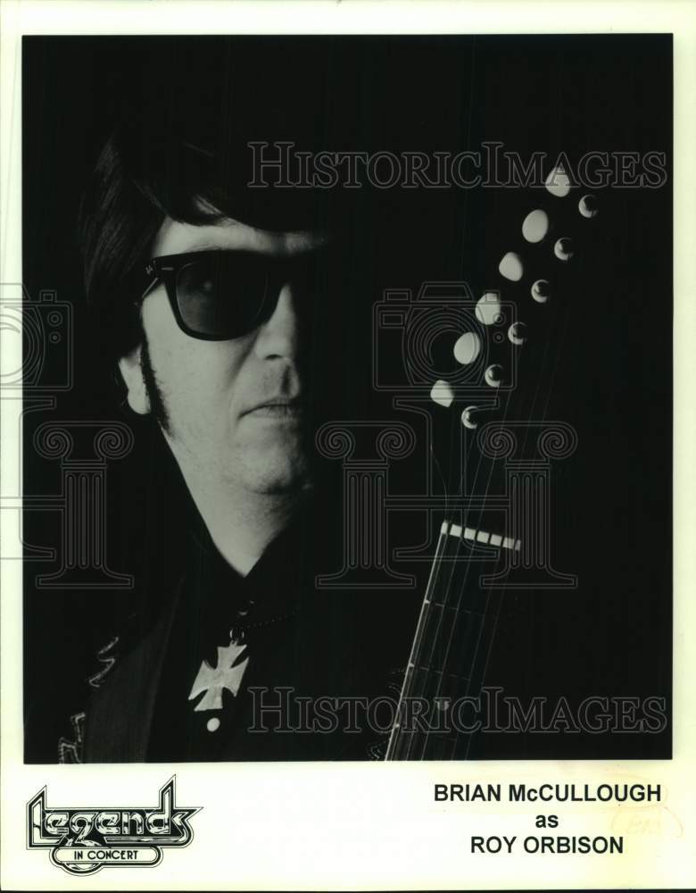 1998 Press Photo Brian McCullogh as Roy Orbison in "Legends in Concert"- Historic Images