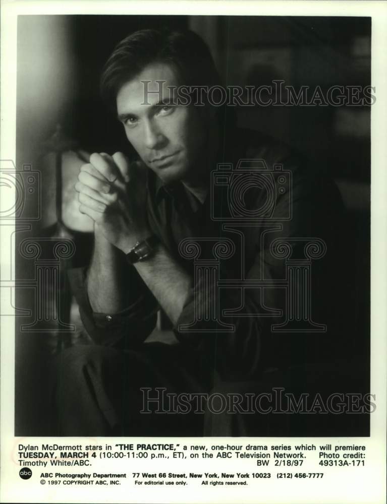 1997 Press Photo Actor Dylan McDermott stars in &quot;The Practice&quot; on ABC Television- Historic Images