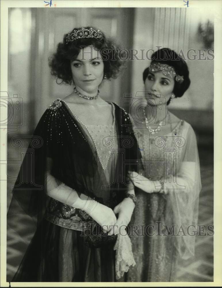 1986 Press Photo Actresses Amy Irving, Susan Lucci in &quot;Anastasia: The Mystery&quot;- Historic Images