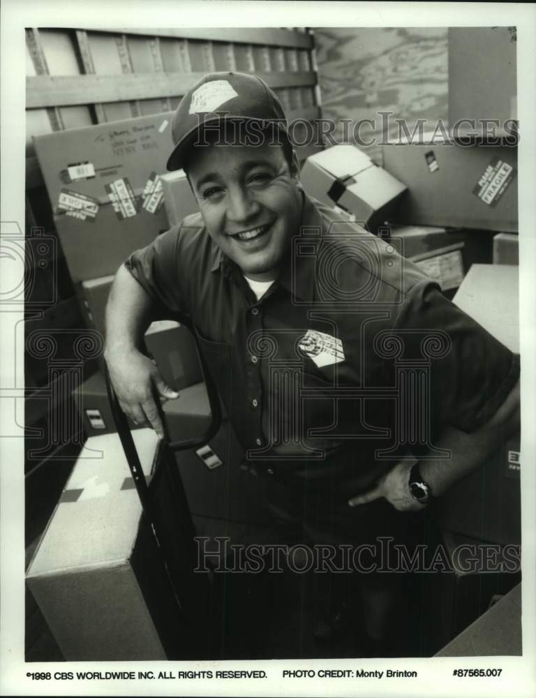 1998 Press Photo Actor Kevin James in &quot;The Kings of Queens&quot; on CBS Television- Historic Images