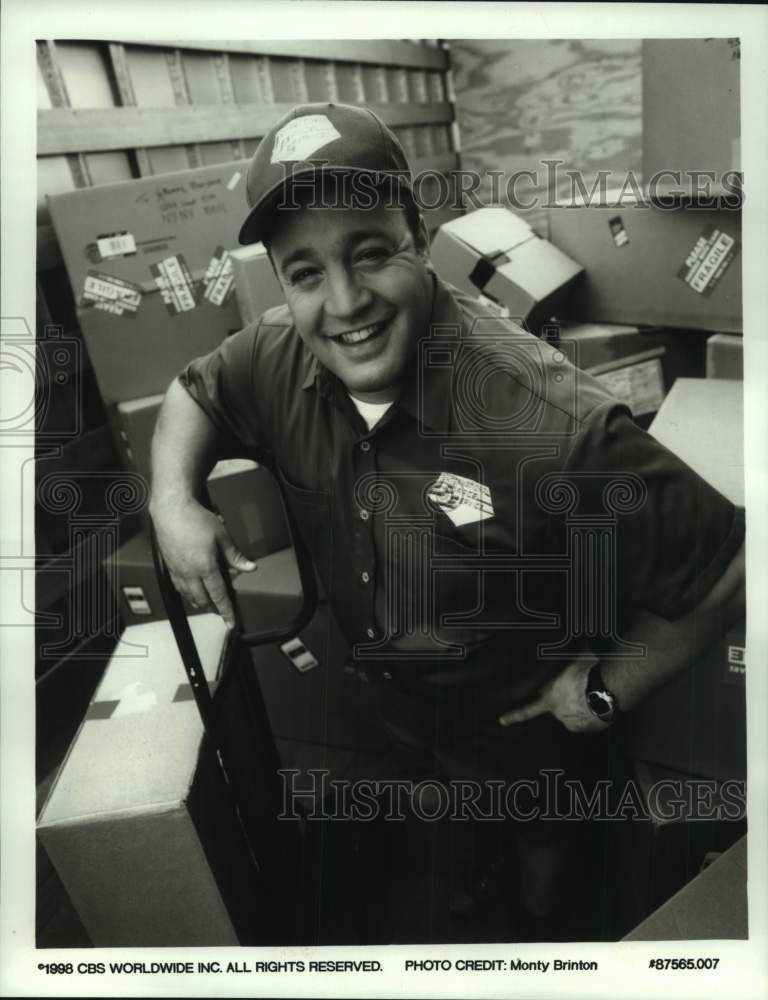 1998 Press Photo Actor Kevin James in "The Kings of Queens" on CBS Television- Historic Images