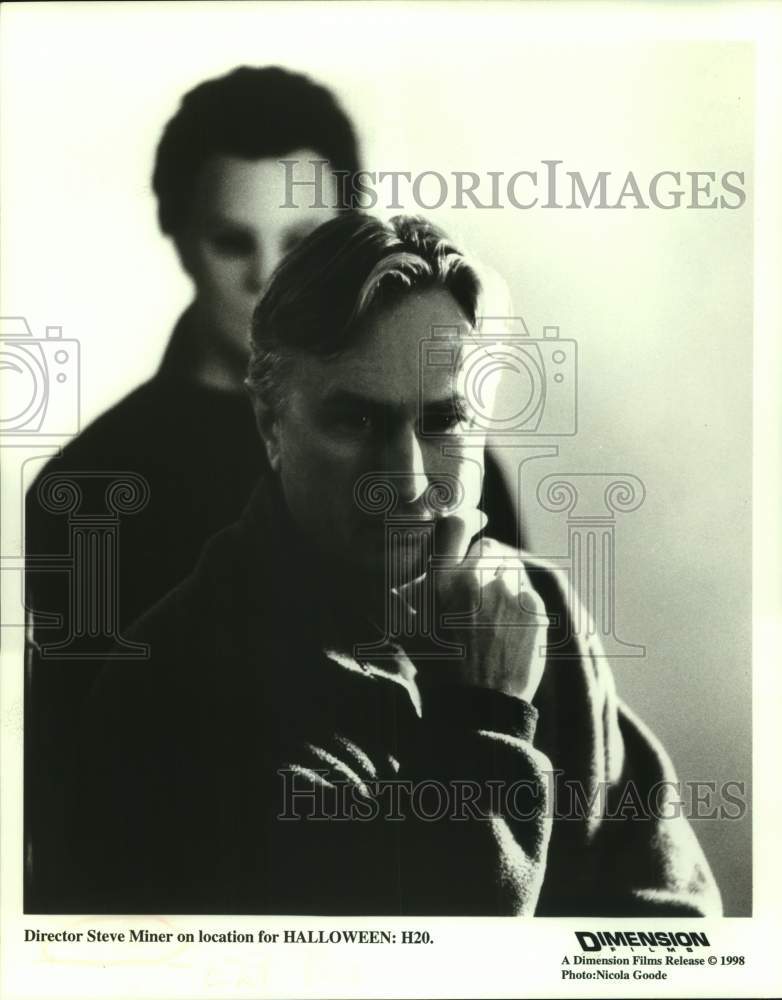 1998 Press Photo Director Steve Miner on location for Halloween: H20 movie- Historic Images