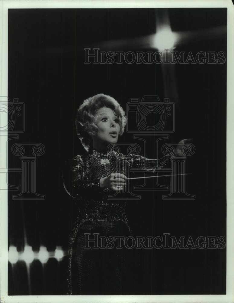 1982 Press Photo Shari Lewis, Entertainer conducts - sap19563- Historic Images