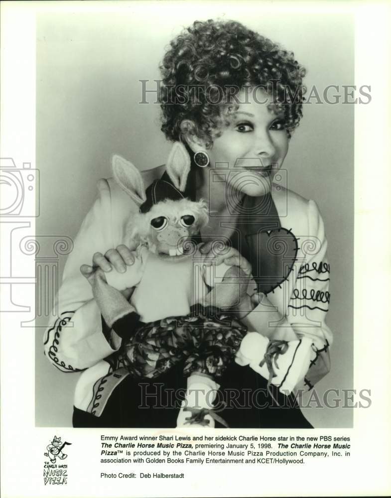 1998 Press Photo Ventriloquist Shari Lewis with Charlie Horse in PBS Series- Historic Images