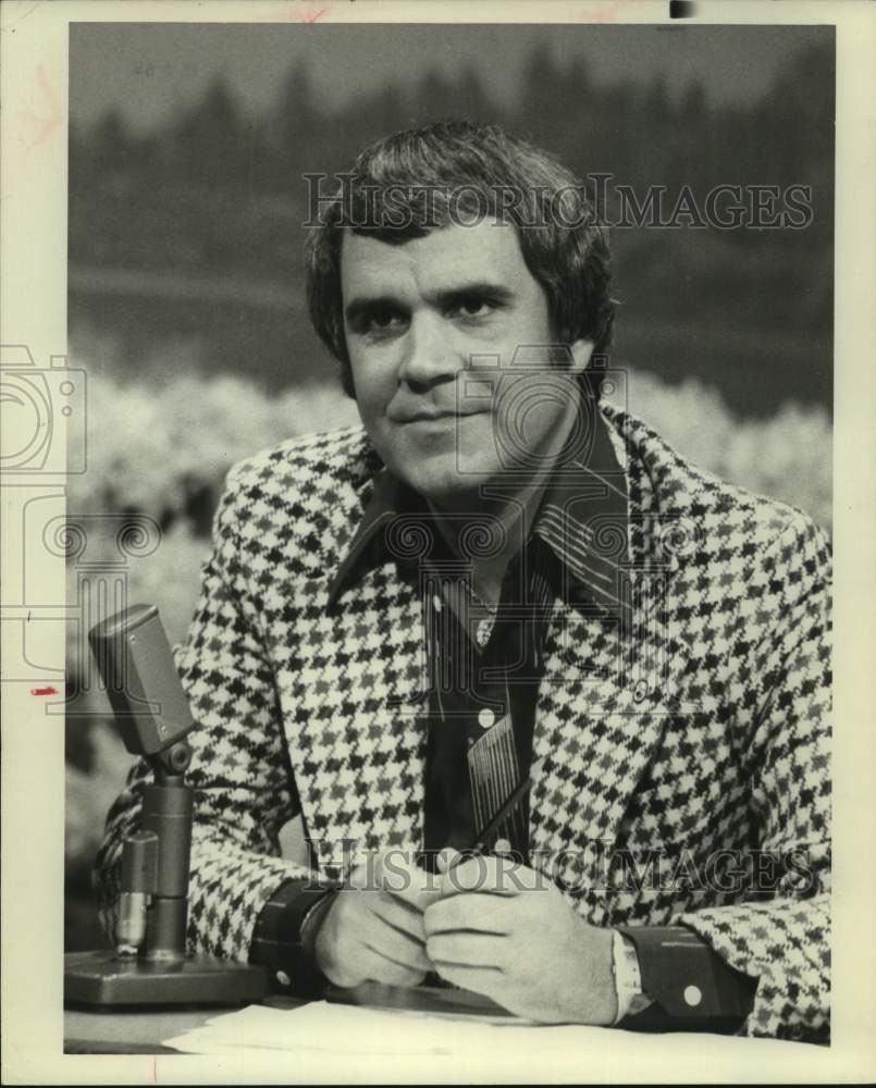 1977 Press Photo Singer Rich Little at microphone - sap19651- Historic Images