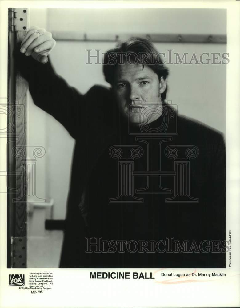 1995 Press Photo Actor Donal Logue as Dr. Manny Macklin in Medicine Ball- Historic Images