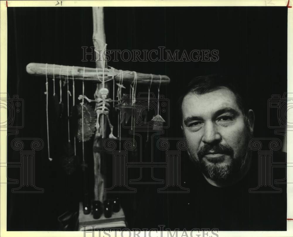 1991 Press Photo San Antonio Artist Louis LeRoy in Zarzamora Street Art Studio- Historic Images