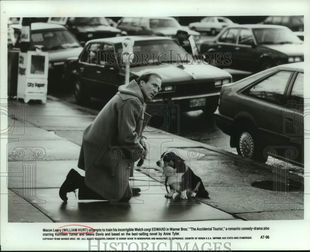 1988 Press Photo Actor William Hurt in &quot;The Accidental Tourist&quot; movie with Corgi- Historic Images