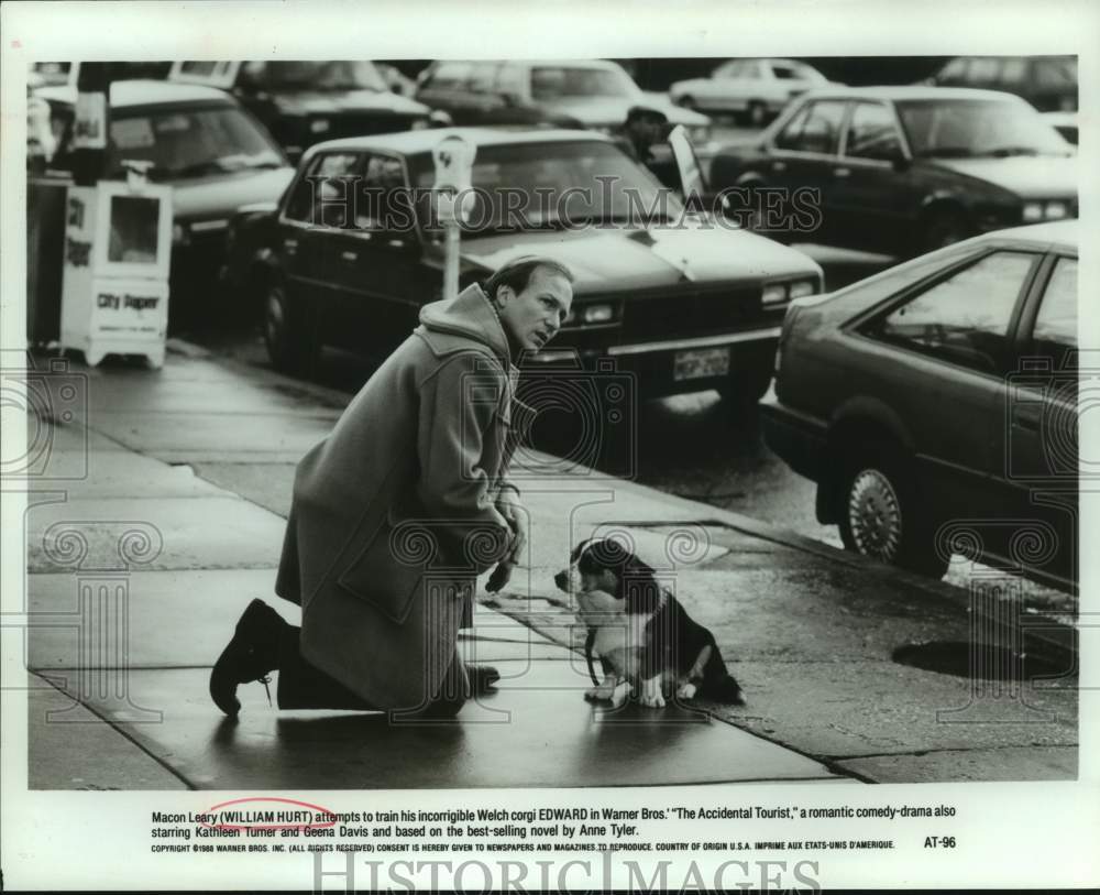 1988 Press Photo Actor William Hurt in "The Accidental Tourist" movie with Corgi- Historic Images