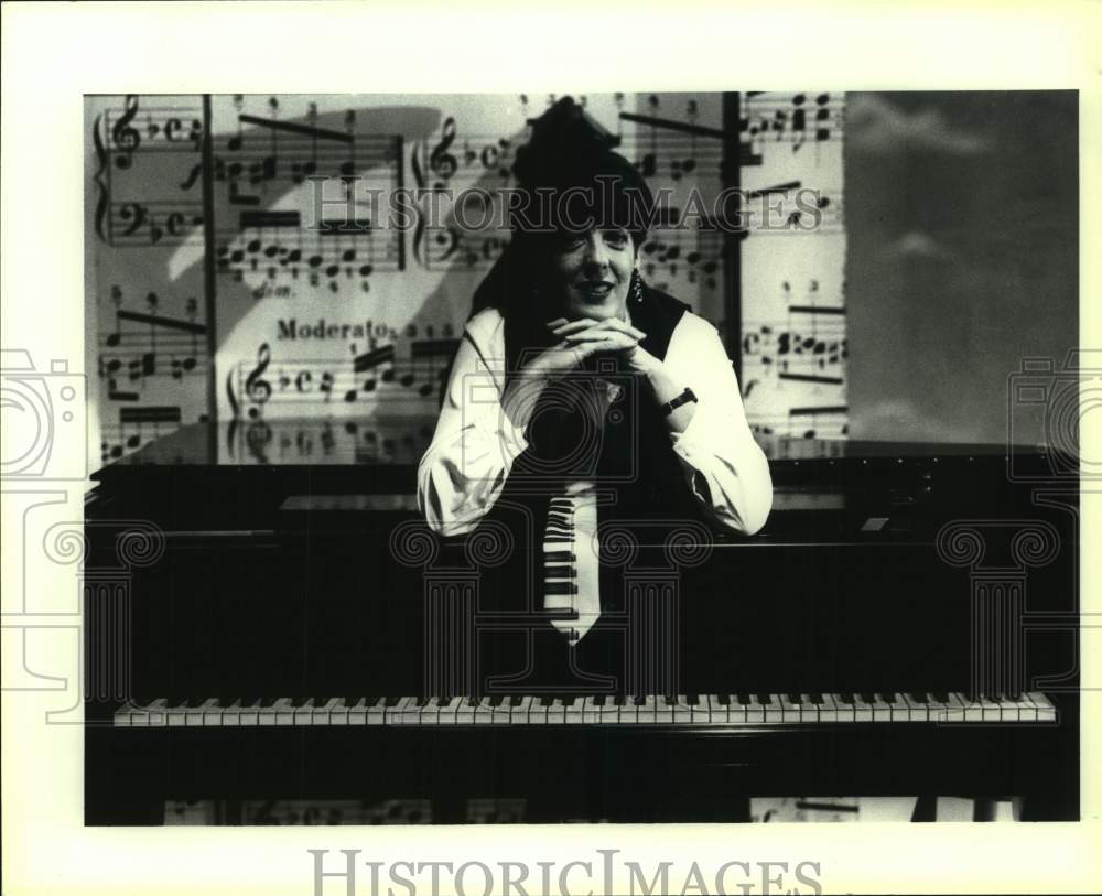 1992 Press Photo Deb Mayes on the piano at Main Avenue Studio. - sap19962- Historic Images