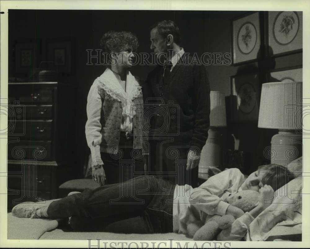 1982 Press Photo Actress Swoosie Kurtz with co-stars in &quot;Love, Sidney&quot; show- Historic Images