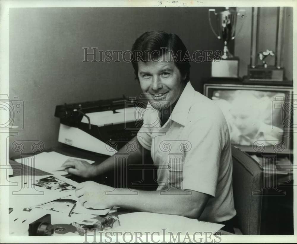 1985 Press Photo Bob Kurtz, Sportscaster on KENS-TV at Noon - sap20007- Historic Images