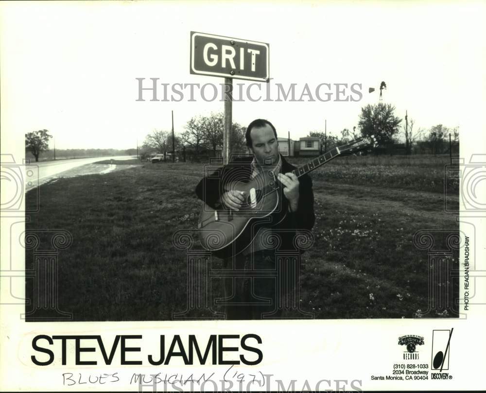 1997 Press Photo Blues Musician Steve James playing his guitar - sap20022- Historic Images