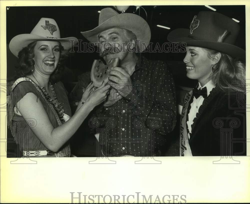 1984 Press Photo Country Singer Bubba Littrell with Miss Rodeo Texas Winners- Historic Images