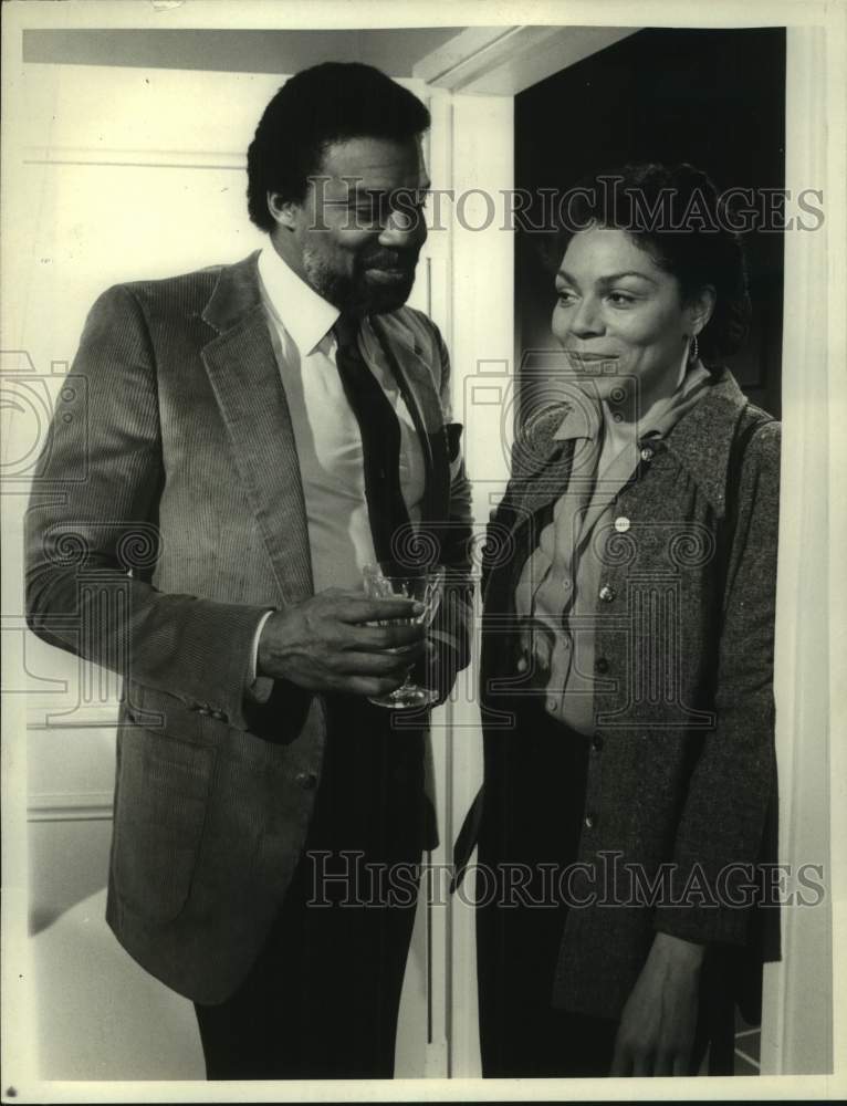 1982 Press Photo Actors Bernie Casey, Rosiland Cash in "Trapper John" on CBS-TV- Historic Images